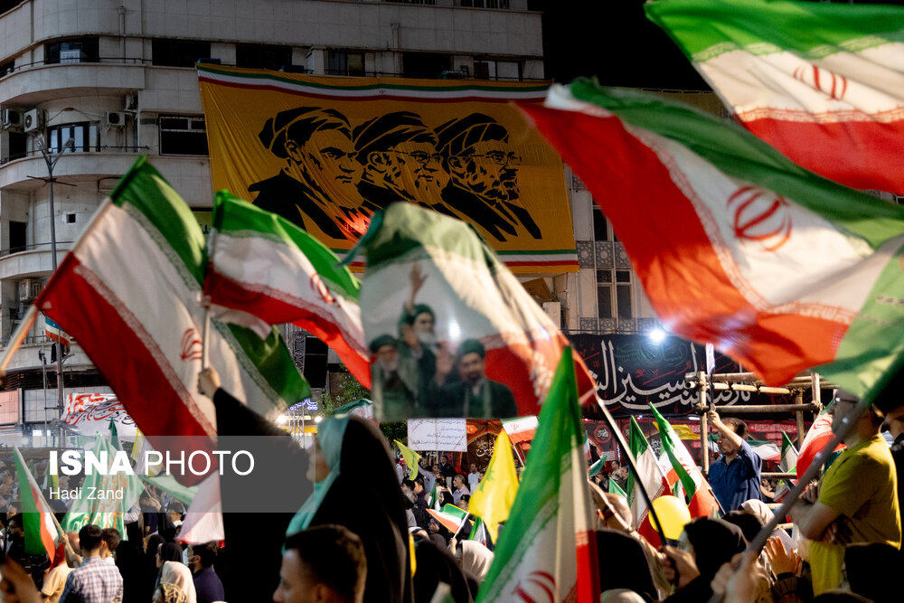 تجدید بیعت با امام زمان (عج) و رهبر انقلاب در اجتماعات مردمی شبانه جمعه و شنبه